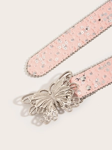 Détail de la ceinture en jean rose avec paillettes argentées et boucle papillon évidée