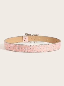 Détail de ceinture rose en toile avec paillettes argentées et boucle en papillon