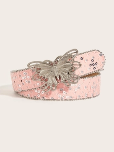 Vue détaillée d'une ceinture rose à paillettes avec boucle papillon argentée et bords perlés