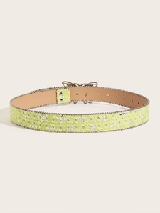 Vue détaillée d'une ceinture à paillettes pour femmes avec boucle papillon et perles argentées