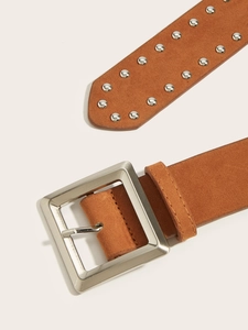 Cintura in camoscio marrone con fibbia quadrata argento e doppie borchie in metallo