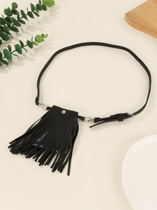 Vue détaillée d'un sac ceinture noir à franges en cuir avec des boucles en métal argenté