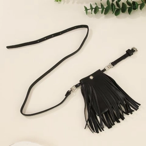 Sac ceinture punk en similicuir noir avec de longues franges et des boucles argentées