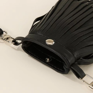 Ceinture noire à clous de style punk avec franges et texture cuir de qualité