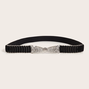 Detail eines schwarzen elastischen Taillengürtels mit silberner Strass-Schleifenschnalle