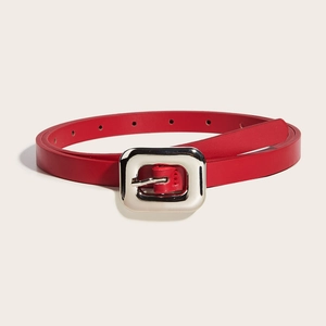 Ceinture fine femme en cuir rouge avec boucle rectangulaire argentée sur fond beige clair