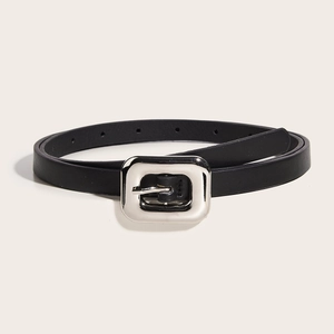Ceinture fine en cuir noir pour femme avec une boucle carrée en métal argenté poli