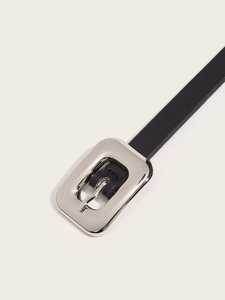 Gros plan d'une ceinture en cuir noir avec une grande boucle rectangulaire en argent poli