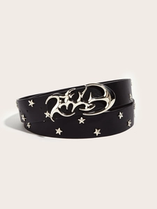 Dettaglio cintura in pelle nera con borchie a stella argentate e fibbia punk gotica