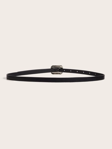 Détail d'une ceinture fine en cuir noir avec une boucle rectangulaire classique en métal argent