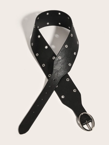 Detail eines schwarzen Punk-Ledergürtels mit doppelten silbernen Metallösen und Ovalschließe