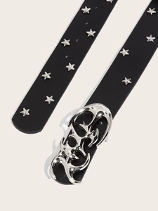 Dettaglio cintura punk nera con borchie a stella e fibbia in stile tribal y2k