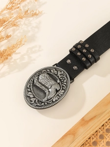Détail de la boucle de ceinture western avec bottes argentées et gravure florale