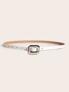 Gros plan d'une ceinture fine en cuir blanc avec boucle carrée en métal argenté