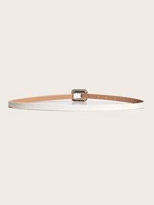Détail de la fine ceinture en cuir blanc avec une boucle carrée en métal argenté poli