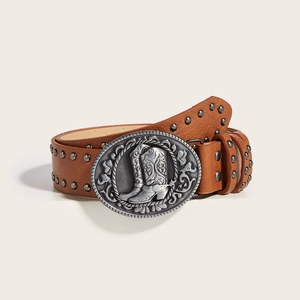 Détail de la ceinture en cuir marron vintage avec clous et boucle style western