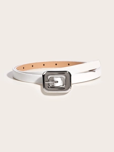 Détail d'une fine ceinture en cuir blanc avec une boucle rectangulaire en métal argenté