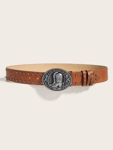Détail de la ceinture en cuir marron avec clous en métal et boucle de botte de cowboy