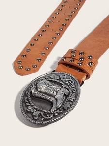Détail macro d'une ceinture en cuir western avec boucle botte de cowboy et rivets en métal