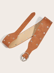 Detail eines braunen Punk-Ledergürtels mit silbernen Ösen und runder Vintage-Metallschnalle