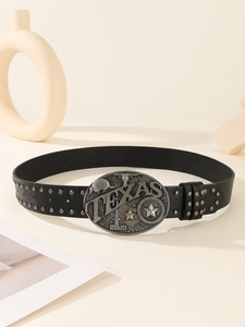 Dettaglio di una cintura punk nera con fibbia Texas argento e borchie metalliche