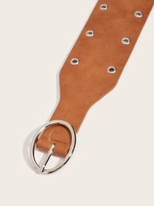 Detailaufnahme des braunen Punk-Ledergürtels mit silberner Schnalle und doppelten Metallösen