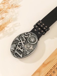 Dettaglio della fibbia western Texas con armadillo e borchie su cintura in pelle nera