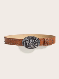 Dettaglio cintura western con fibbia Texas e borchie metalliche su pelle marrone