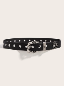 Détail d'une ceinture punk en cuir noir avec rivets étoiles et boucle tête de mort
