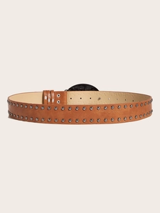 Dettaglio della cintura in pelle PU marrone con due file di rivetti in metallo bronzo