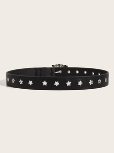 Détail de la ceinture en cuir punk noir avec clous étoiles et boucle chauve-souris