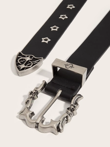 Détails de la ceinture punk en cuir noir avec clous en étoile et boucle argentée vintage