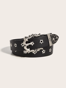 Détail de la ceinture en cuir noir punk avec rivets étoiles et boucle argentée gaufrée