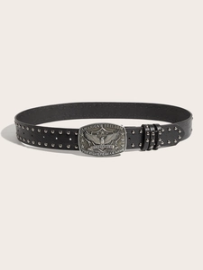 Détail de la ceinture punk en cuir noir avec rivets et boucle aigle en relief