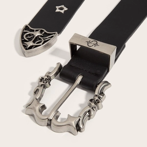Gros plan d'une ceinture punk noire avec boucle en métal argenté gothique et embout gravé