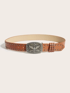 Détail de boucle de ceinture en cuir marron style western avec aigle et clous en métal