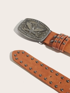 Détail d'une ceinture en cuir cloutée avec boucle aigle et relief de l'aigle US