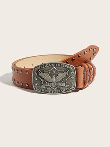 Détail d'une ceinture en cuir marron vintage avec rivets et boucle aigle et pistolet