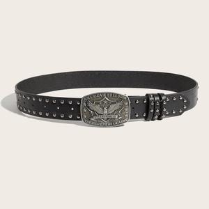 Ceinture punk en cuir pour homme avec clous argentés et boucle aigle sur fond blanc
