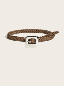 Gros plan sur ceinture tressée marron avec boucle rectangulaire en métal argenté