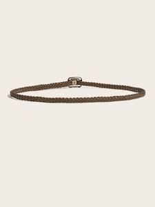 Gros plan d'une ceinture en cuir tressé marron foncé avec boucle carrée en métal argenté brillant
