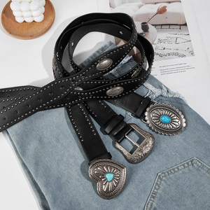 Cintura da Donna in Ecopelle Stile Western Cowboy Punk Con Rivetti in Metallo e Fibbia Retrò Incisa Accessorio Moda