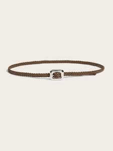 Détail de la ceinture tressée marron foncé pour femme avec boucle carrée en métal argenté