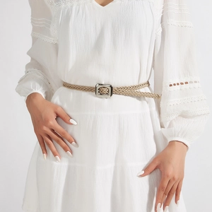 Ceinture tressée minimaliste beige pour femmes avec boucle carrée argentée élégante