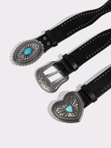 Dettaglio di tre cinture punk in pelle con fibbie in turchese intagliato e borchie metalliche
