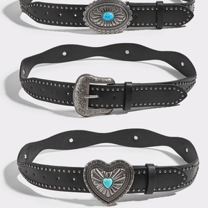 Cinture punk in pelle nera con rivetti metallici e fibbie turchesi in stile western
