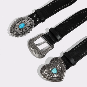 Cinture in pelle nera con borchie, pietre turchesi e fibbie intagliate in stile retrò