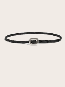 Détail de ceinture tressée noire avec une élégante boucle carrée en métal argenté poli
