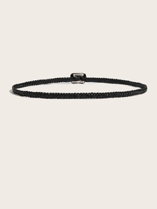Détail de ceinture fine tressée noire pour femme avec boucle rectangulaire argentée brillante