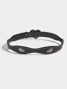 Dettaglio cintura punk in pelle con borchie metalliche e fibbia a forma di cuore